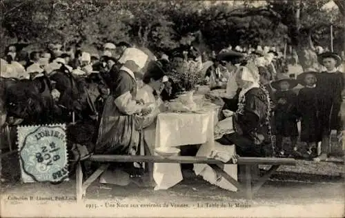 Ak Vannes Morbihan, Hochzeitsfeier, Gäste am Tisch, ländliche Umgebung, Tafel und Dekoration