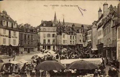 Ak Vannes Morbihan, Marktplatz,  Architektur, Menschenmengen, Zeltstände, schwarzer Himmel