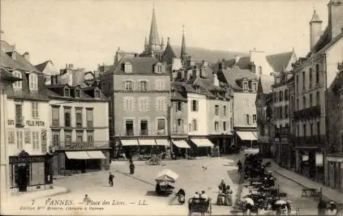 Ak Vannes Morbihan, Platz des Lices,  Gebäude, Markthändler, Stadtansicht