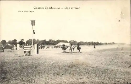 Ak Moulins Allier, Pferderennen, Ankunft, Menschenmenge, Pferde, Staubwolken