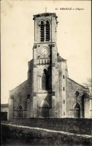 Ak Chaillé les Marais Vendée, Kirche, hoher Turm, Ziffernblatt, Steinbau, umgeben von Mauer