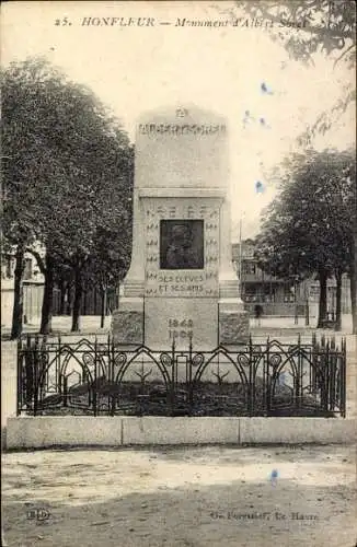 Ak Honfleur Calvados, Monument d'Albert Sorel, umgeben von Bäumen, eleganter Zaun