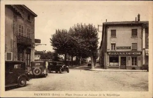 Ak Heyrieux Isère, Doumer Platz und Straße der Republik, Apotheke