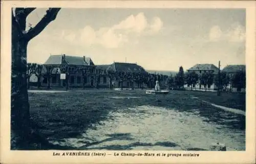 CPA Les Avenières Isère, Le Champ de Mars et le groupe scolaire
