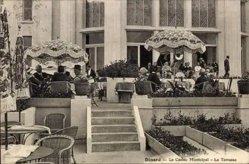 Ak Dinard Ille et Vilaine, Le Casino Municipal, La Terrasse, elegante Terrasse, viele Gäste, Sonn