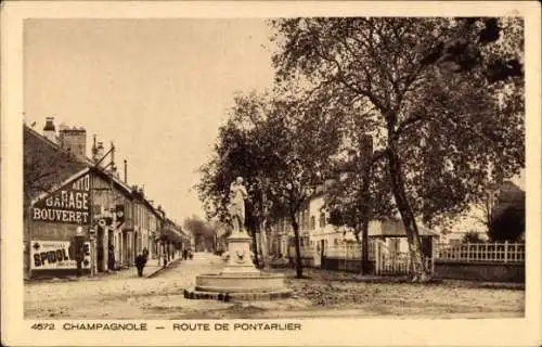 Ak Champagnole Jura, Straße mit Statue, Gebäude, Werbung, Bäume, Route de Pontarlier