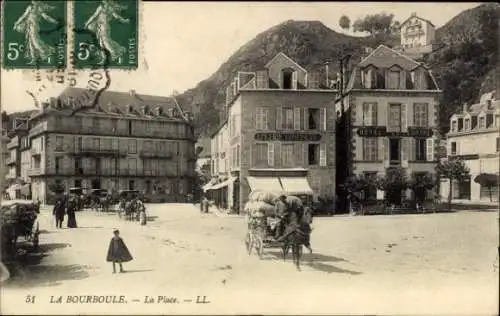 Ak La Bourboule Puy-de-Dôme, Vorderansicht von  Menschen auf dem Platz, Gebäude, Pferdewagen