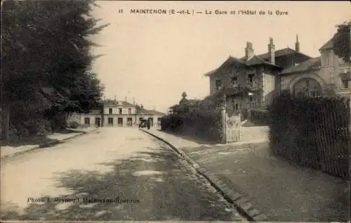 Ak Maintenon Eure et Loir, Gare und Hotel de la Gare, Straßenansicht, Fotografie