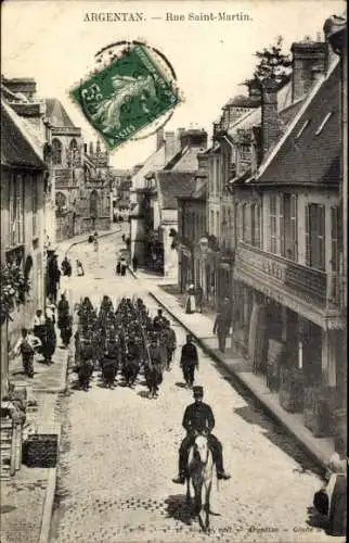 Ak Argentan Orne, Straße mit Soldaten, Reiter, Häusern, s Stadtbild