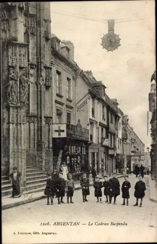 Ak Argentan Orne, Alte Straße mit Häusern, eine Kirche, Menschen und ein aufgehängter Ziffernkran