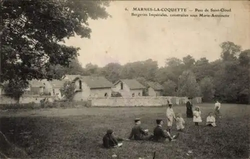 Ak Marnes la Coquette Hauts de Seine, auf der Wiese im Park