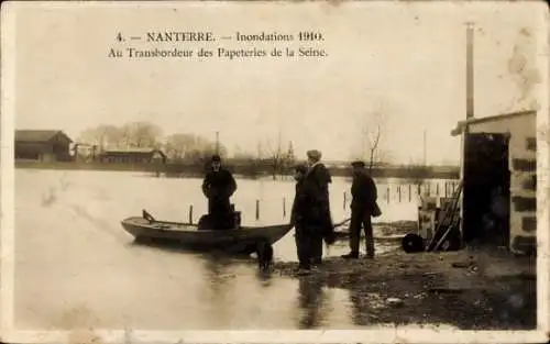 Ak Nanterre Hauts de Seine, Inondations 1910, Transbordeur des Papeteries de la Seine, Menschen, 