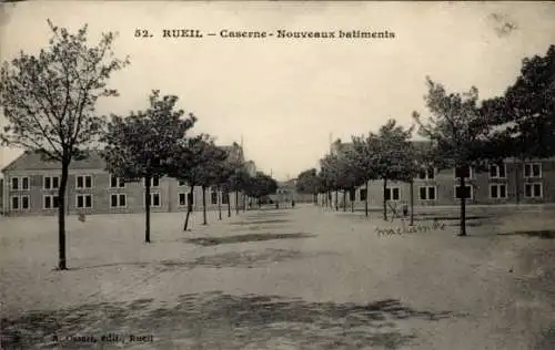 Ak Rueil Malmaison Hauts de Seine, Caserne Nouveaux bâtiments, Baumalleen, r Stil, schwarz-weiß