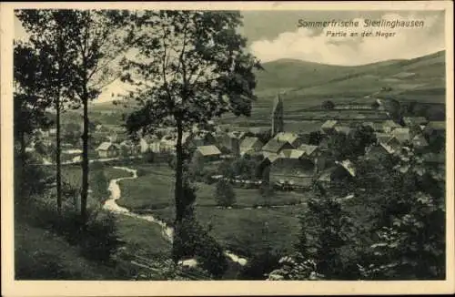 Ak Siedlinghausen Winterberg im Sauerland, Dorfansicht, Kirchengebäude, Fluss, ländliche Idylle