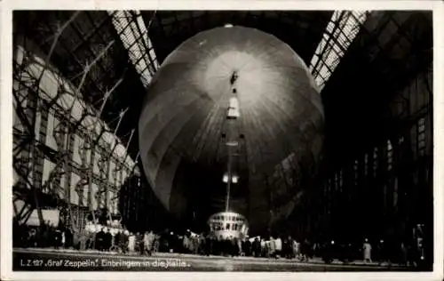 Ak Friedrichshafen am Bodensee, Luftschiff LZ 127 Graf Zeppelin, Einbringen in die Luftschiffhalle