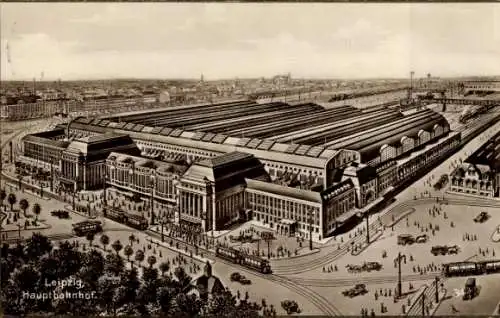 Ak Leipzig, Leipzig Hauptbahnhof,  Architektur, viele Menschen, Straßenbahnen
