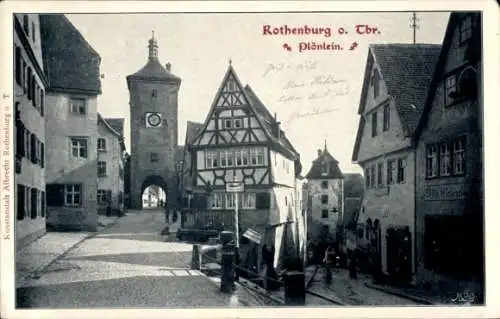 Ak Rothenburg ob der Tauber Mittelfranken, Plönlein, Fachwerkhäuser, Walzenbau mit Uhr,  Atmosphä