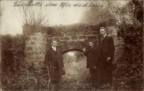 Foto Ak Ludwigshafen am Rhein, drei Männer am Steintor, Ruine