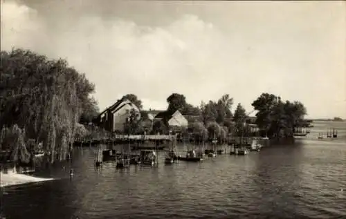 Ak Plaue Brandenburg an der Havel, Wasserlandschaft, Fischerhafen,  Gebäude, Bootsanleger