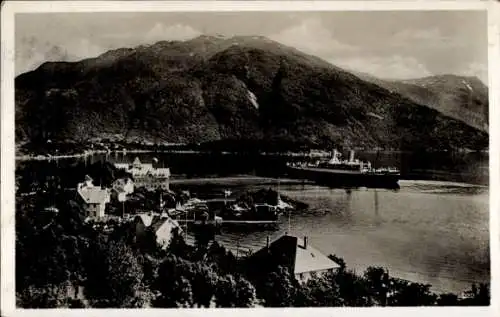 Ak Balestrand Sogndal Norwegen, Schiff auf dem Wasser, Berge im Hintergrund, alten Häusern im Vor