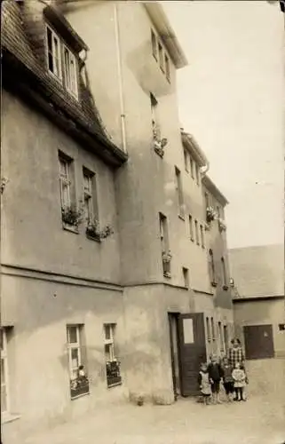 Foto Ak Kleinzschocher Leipzig in Sachsen, Wohnhaus, Anwohner, Kinder