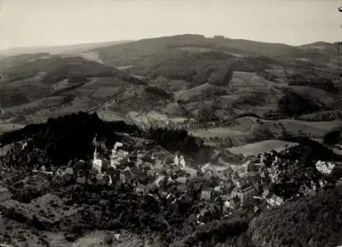 Ak Lindenfels im Odenwald, Schwarzweissfoto einer Stadt in einem Tal, umgeben von bewaldeten B...