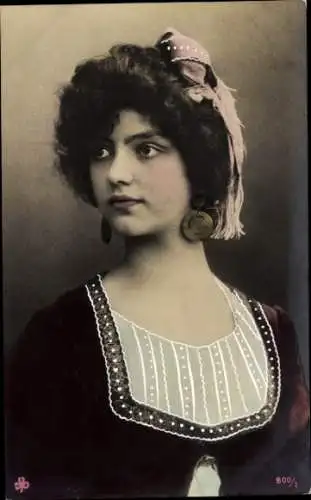 Ak Porträt einer jungen Frau, Ohrringe