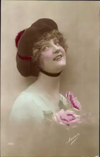 Ak Porträt einer jungen Frau, Blumen, Mütze