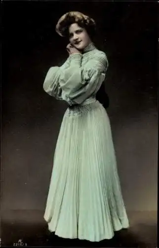 Ak Porträt einer jungen Frau, Hellgrünes Kleid