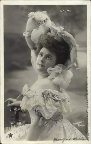 Ak Schauspielerin Daume, Portrait, Hut