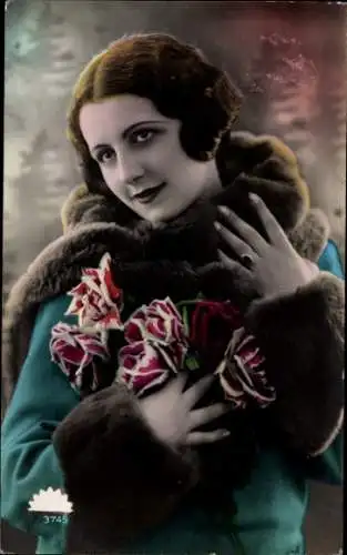 Ak Porträt einer jungen Frau, Blumen, Pelzstola