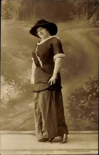 Foto Ak Porträt einer Frau in schwarzem Kleid