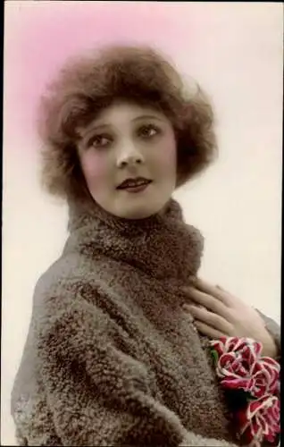 Ak Porträt einer jungen Frau, Blumen