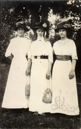 Foto Ak Drei Frauen in weißen Kleidern