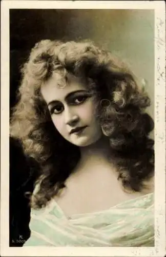 Ak Porträt einer jungen Frau, Lockige Haare
