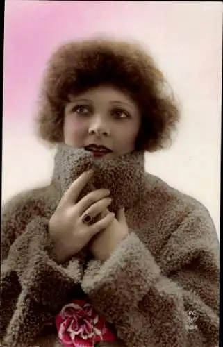 Ak Porträt einer jungen Frau, Winterkleidung, Blume