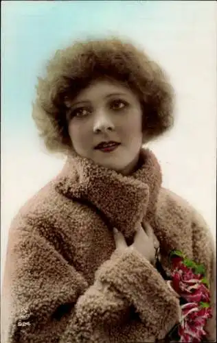 Ak Porträt einer jungen Frau, Winterkleidung, Blumen