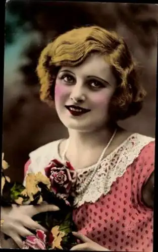 Ak Porträt einer jungen Frau, Perlen, Blumen