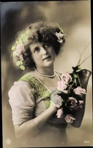 Ak Porträt einer jungen Frau, Perlen, Blumen