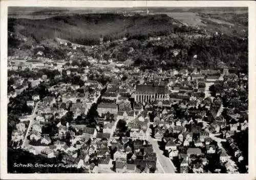 Ak Schwäbisch Gmünd in Württemberg, Luftaufnahme, Stadtansicht,  Architektur, viele Dächer