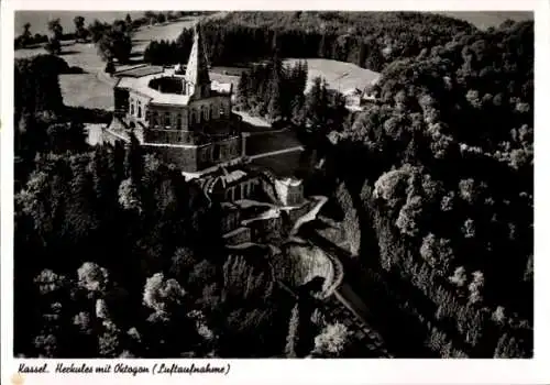 Ak Kassel in Hessen, Luftaufnahme von  Herkules und Oktagon, Waldlandschaft