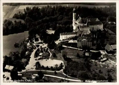 Ak Andechs am Ammersee, Kloster Andechs, Luftaufnahme Kloster  umliegende Landschaft, s Ensemble