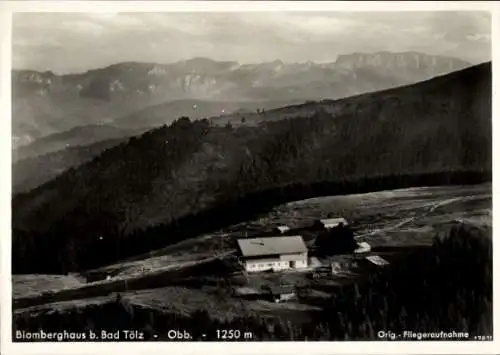 Ak Bad Tölz in Oberbayern, Blomberghaus, Berglandschaft, Fliegeraufnahme, 1250 m, Schwarz-Weiß
