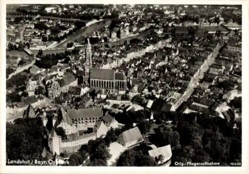 Ak Landshut in Niederbayern, Luftaufnahme von  r Stadtteil, Kirche, Gebäude