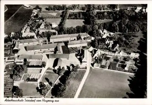 Ak Triesdorf Weidenbach in Mittelfranken, Luftaufnahme der Ackerbauschule, grünes Gelände, Gebäud