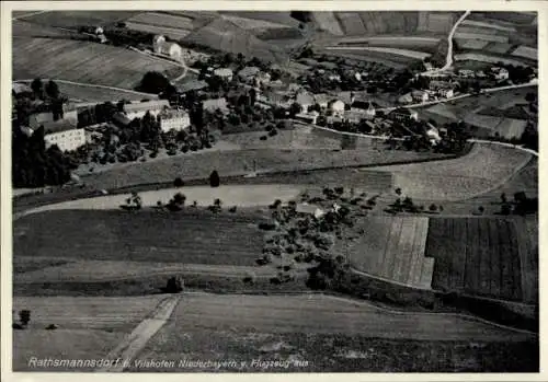 Ak Rathsmannsdorf Windorf in Niederbayern, Luftaufnahme von Rathsmannsdorf, ländliche Umgebung, F