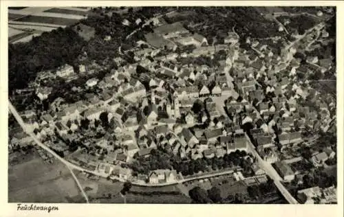 Ak Feuchtwangen in Mittelfranken, Luftansicht von  viele Dächer, umliegende Natur