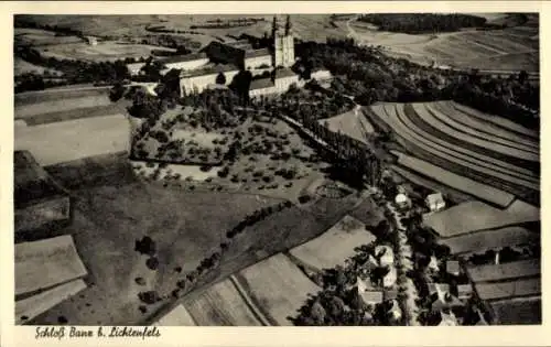 Ak Lichtenfels am Main Oberfranken, Luftaufnahme von Schloss Banz, Landschaft mit Feldern, Bäumen