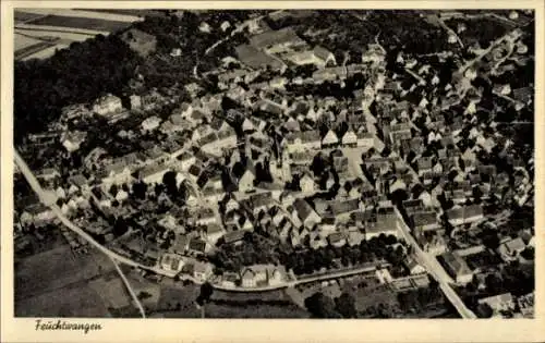 Ak Feuchtwangen in Mittelfranken, Luftaufnahme von  viele Dächer, grüne Umgebung