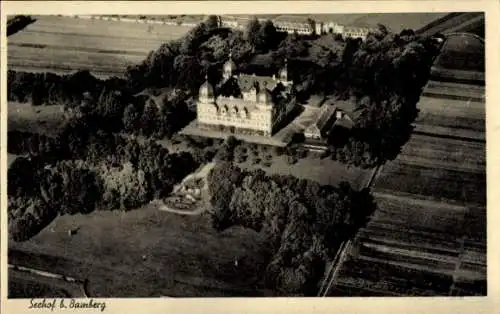 Ak Bamberg in Oberfranken, Luftaufnahme von Schloss Seehof, umgeben von Wiesen und Feldern